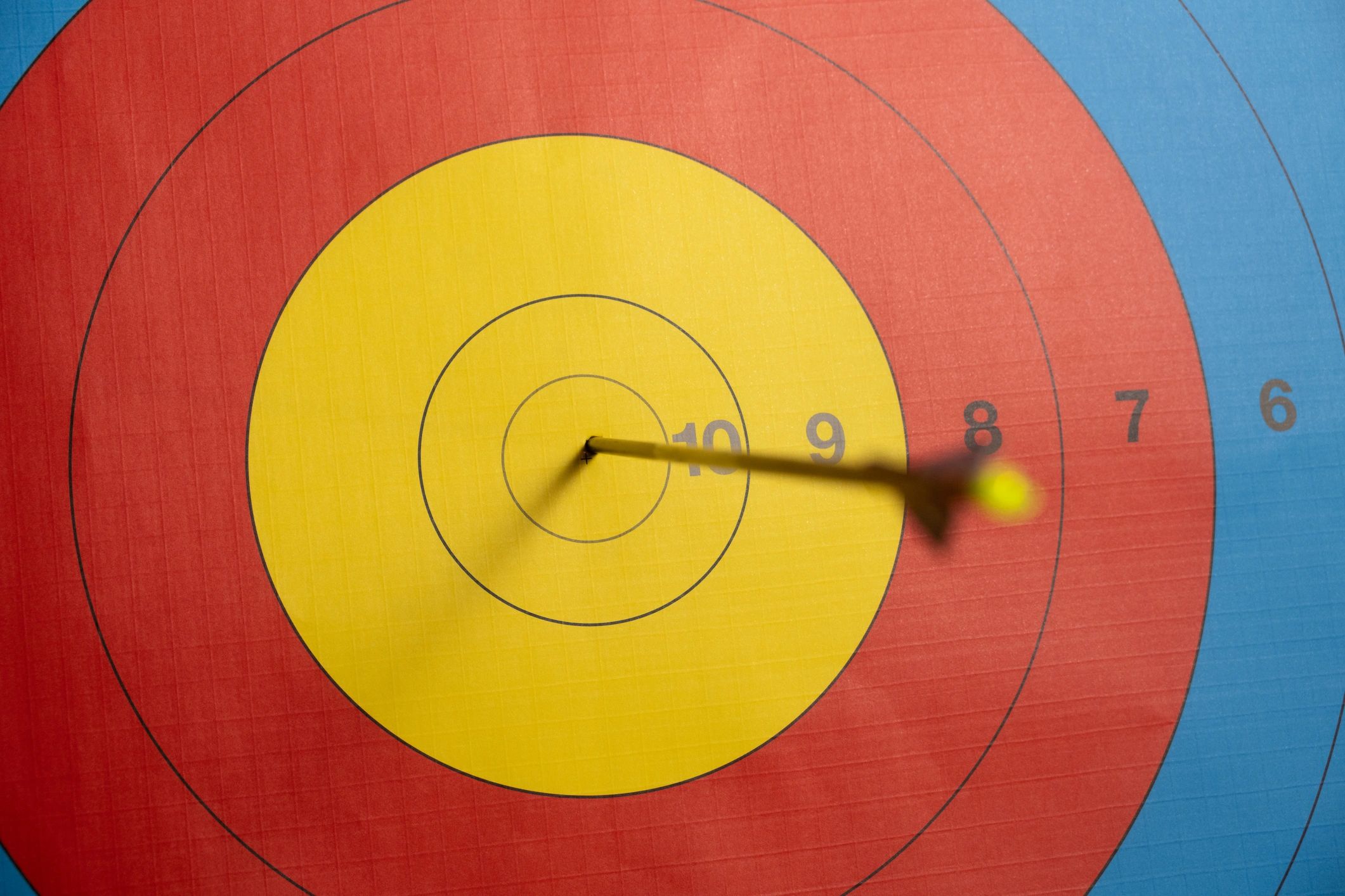 Anak panah menancap tepat di tengah target panahan